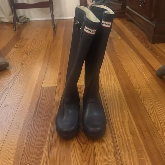 Dark purple hunter tall rain boots size 8, excellent condition - Picture 3 of 9